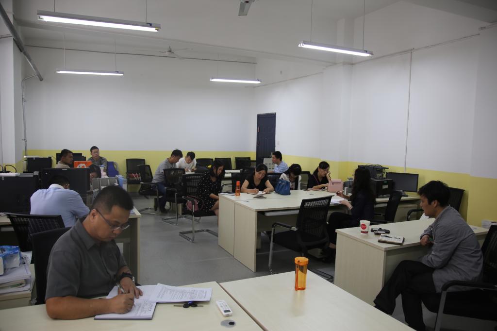 教研室主任参加会议