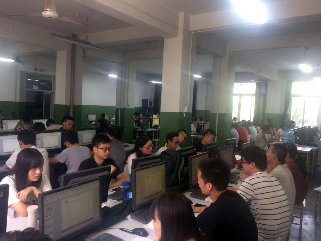 学员认真学习中