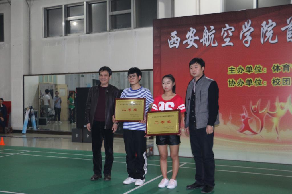 领导为开云官网参赛队代表颁奖