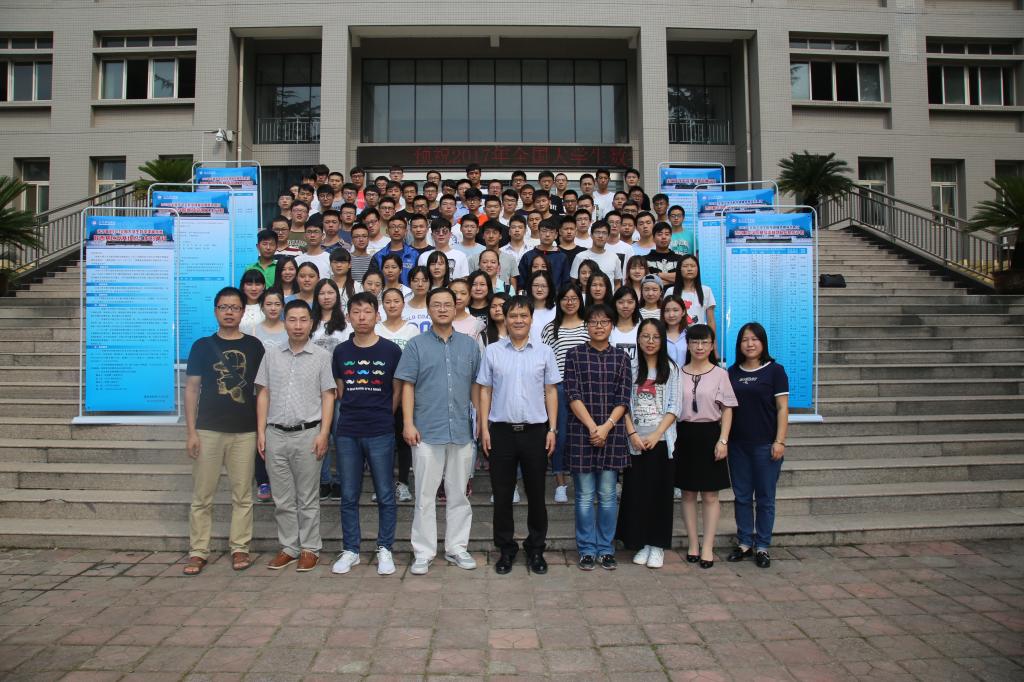 参赛队员与指导老师合影